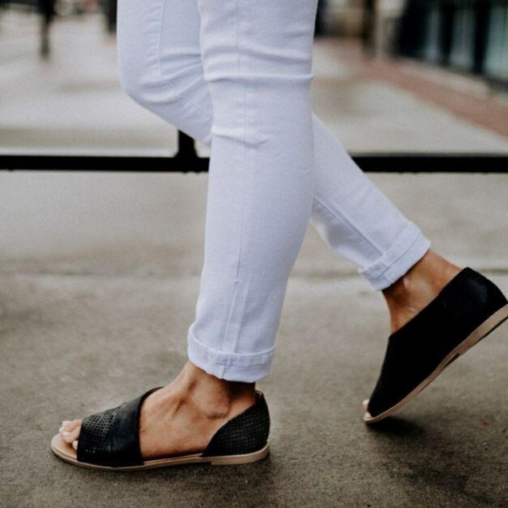 Black Cutout Flats‼️